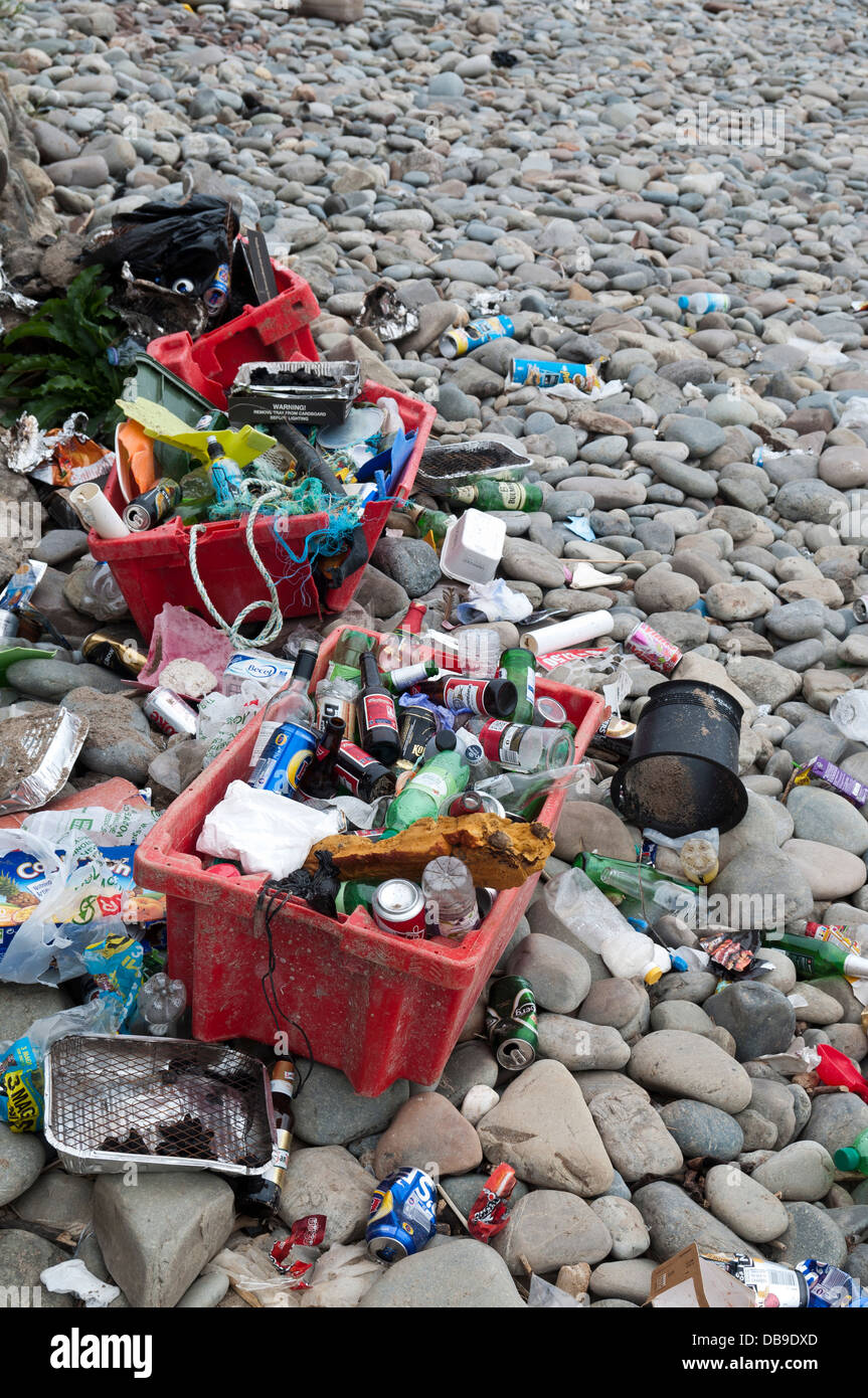 Plage de la litière rejetés sur le rivage à Ceiriad Llyen Porth sur la péninsule au nord du Pays de Galles Banque D'Images