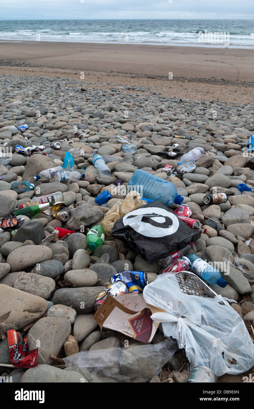 Plage de la litière rejetés sur le rivage à Ceiriad Llyen Porth sur la péninsule au nord du Pays de Galles Banque D'Images