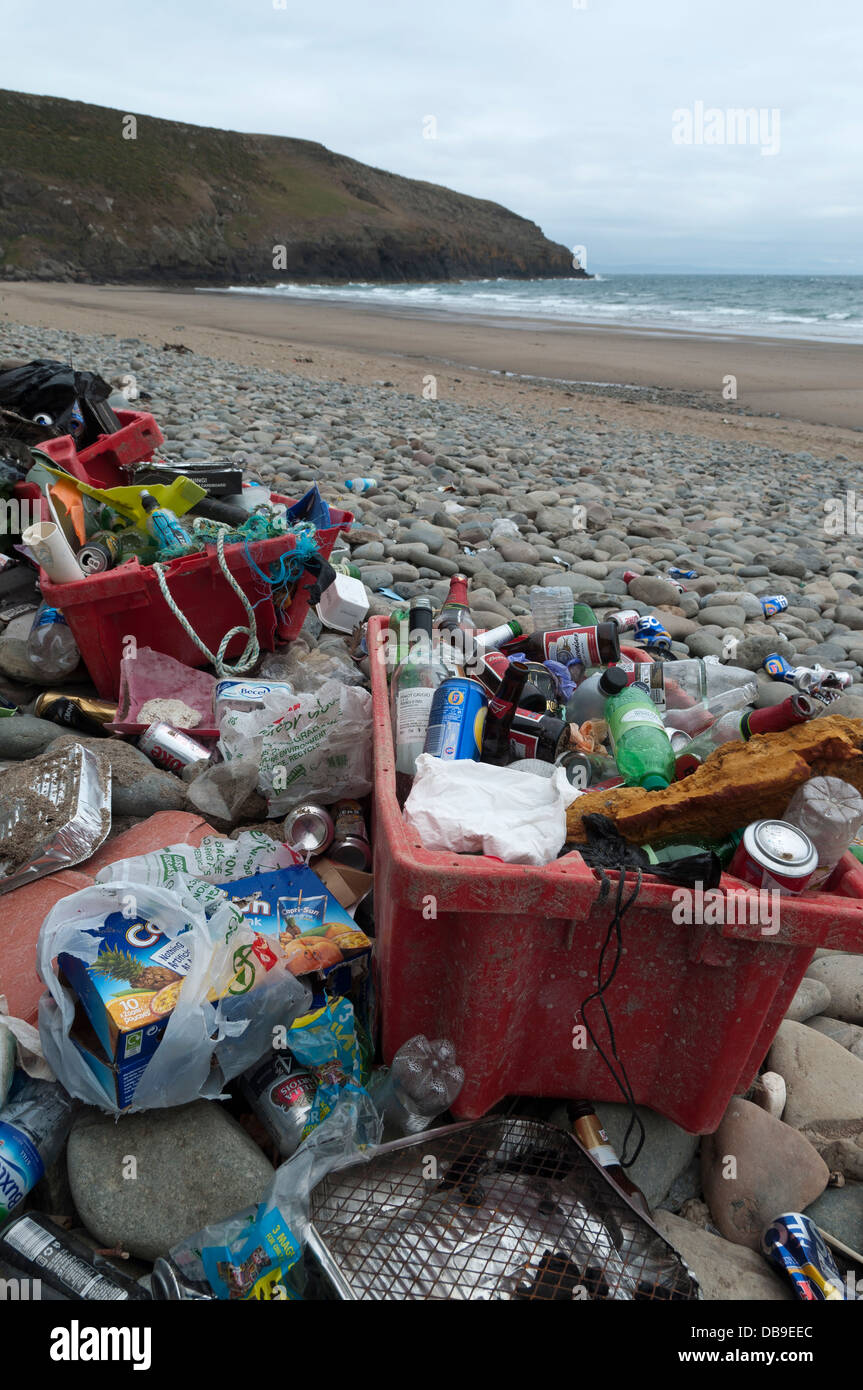 Plage de la litière rejetés sur le rivage à Ceiriad Llyen Porth sur la péninsule au nord du Pays de Galles Banque D'Images