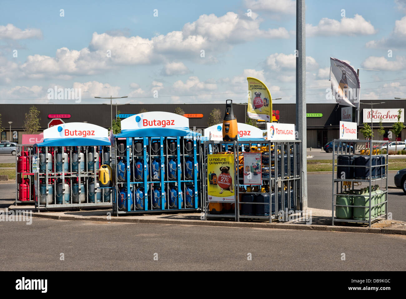 Bouteilles de Butagaz Totalgaz et camping-gaz sur l'affichage, à la vente à une station service en français Banque D'Images