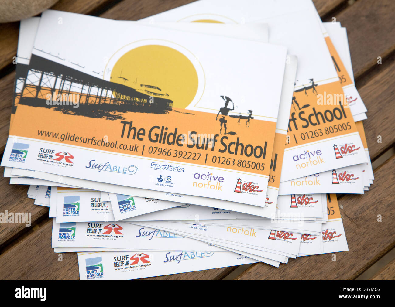 L'alignement de l'École de Surf de Cromer Norfolk Angleterre dépliant publicitaire Banque D'Images