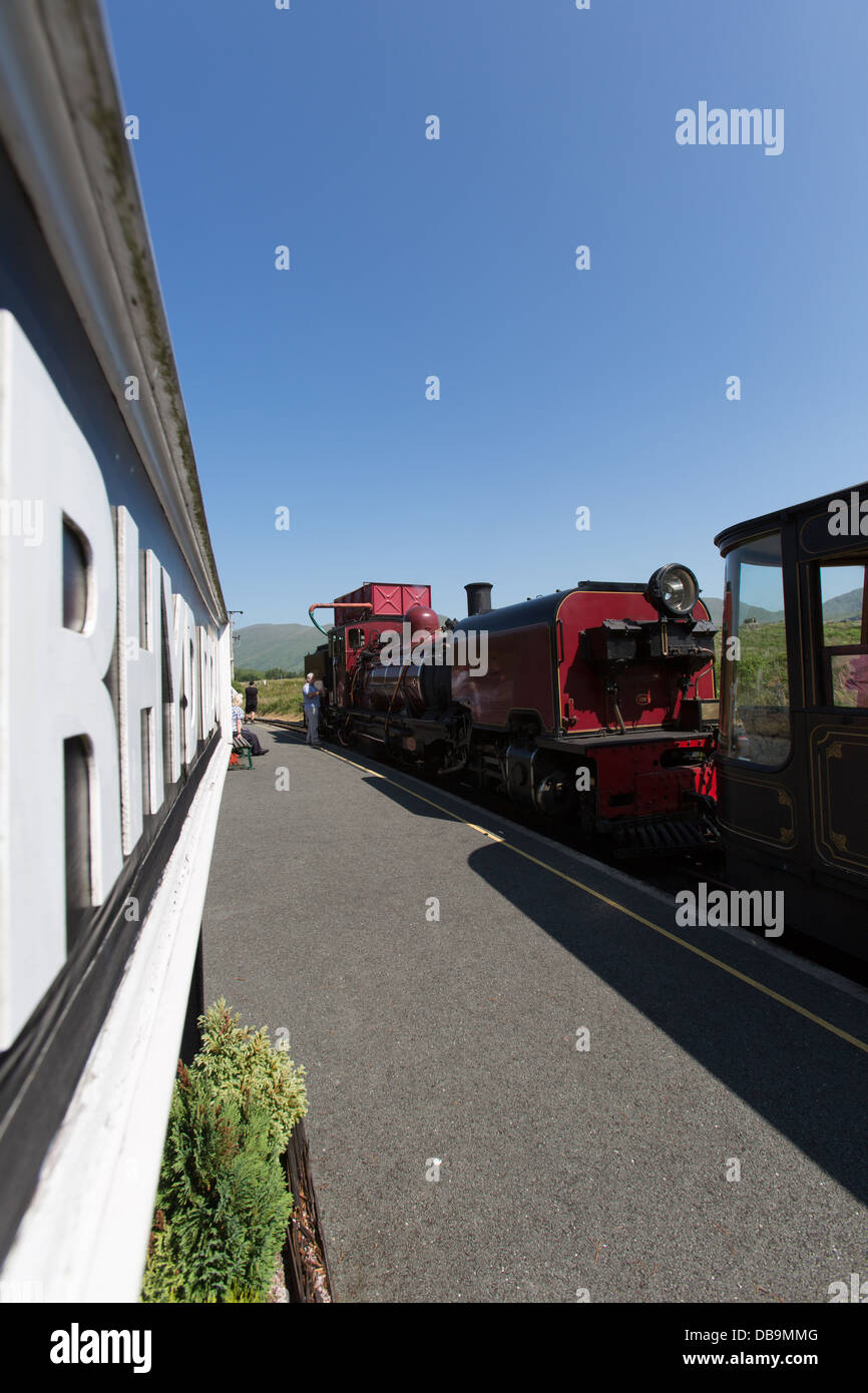 Welsh Highland Railway, le Pays de Galles. Vue pittoresque d'une locomotive à vapeur à Rhyd Ddu gare. Banque D'Images