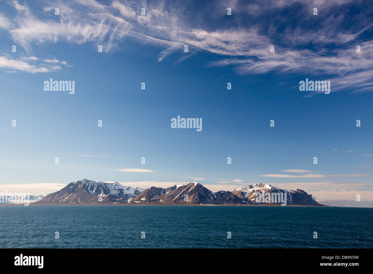 Les montagnes côtières sur le côté de l'Isfjorden à Monte Carlo, de l'océan Arctique. Banque D'Images