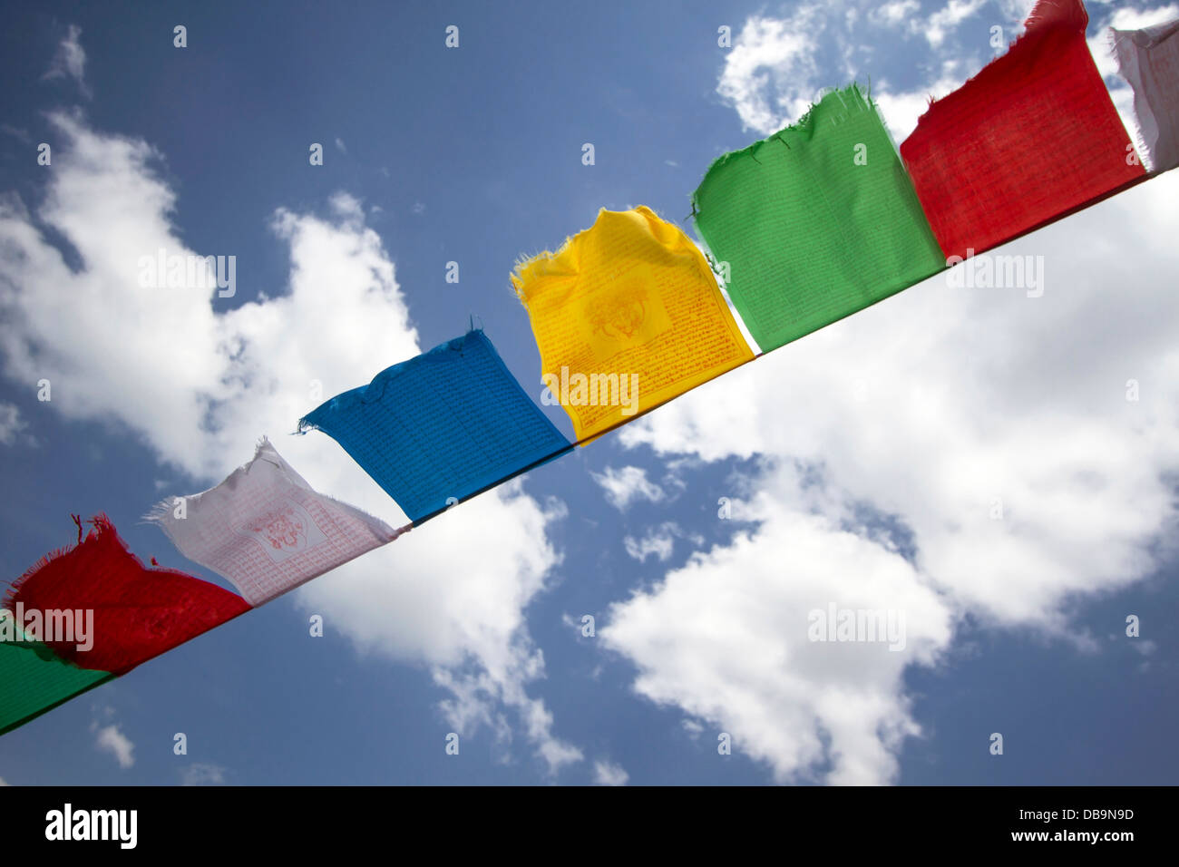 Drapeaux bouddhistes colorés dans le ciel, Sichuan, Chine Banque D'Images