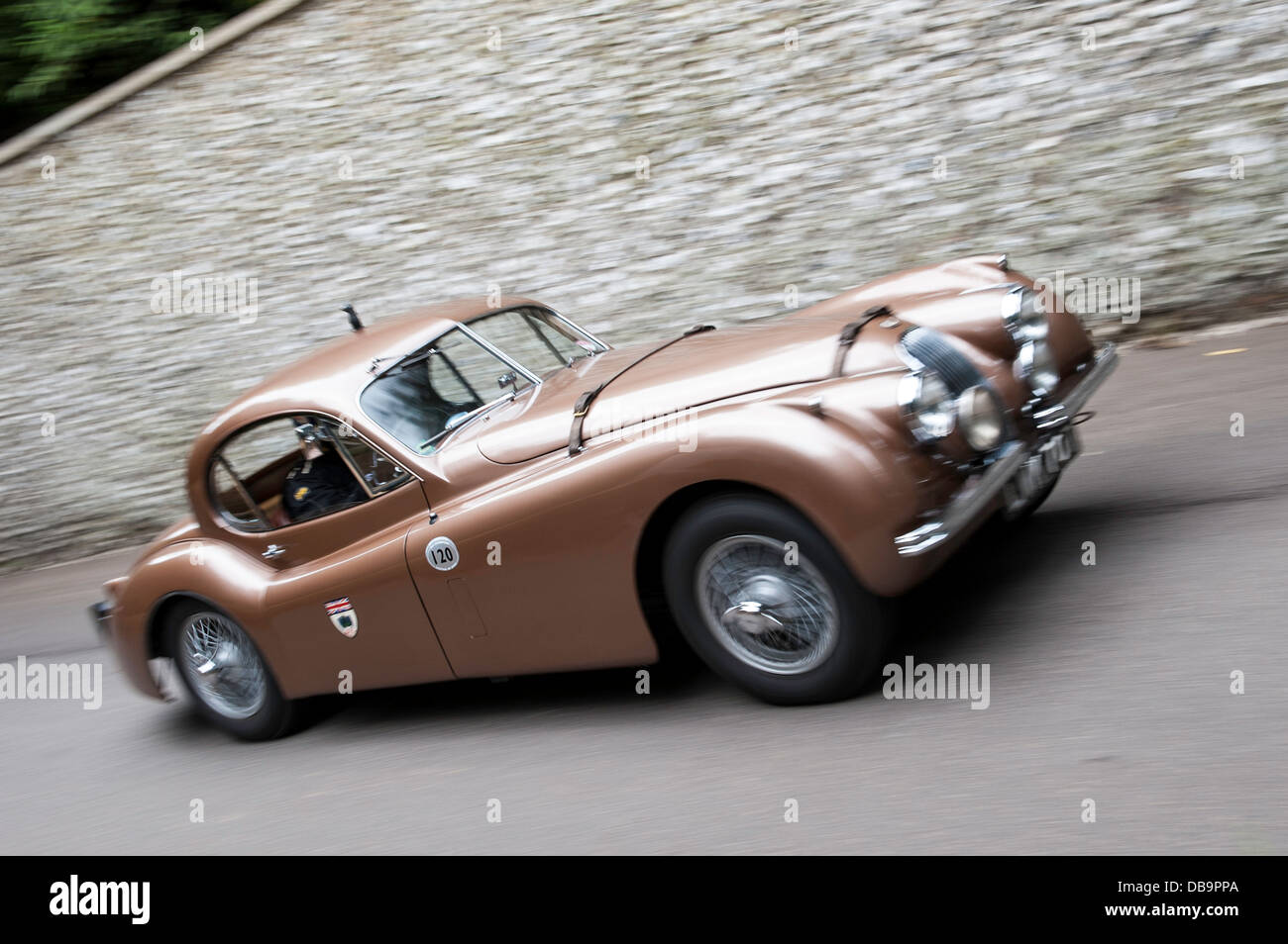 Chichester, UK - Juillet 2013 : Jaguar XK120 FHC" ontlhery «passe le mur en silex en action à la Goodwood Festival of Speed Banque D'Images