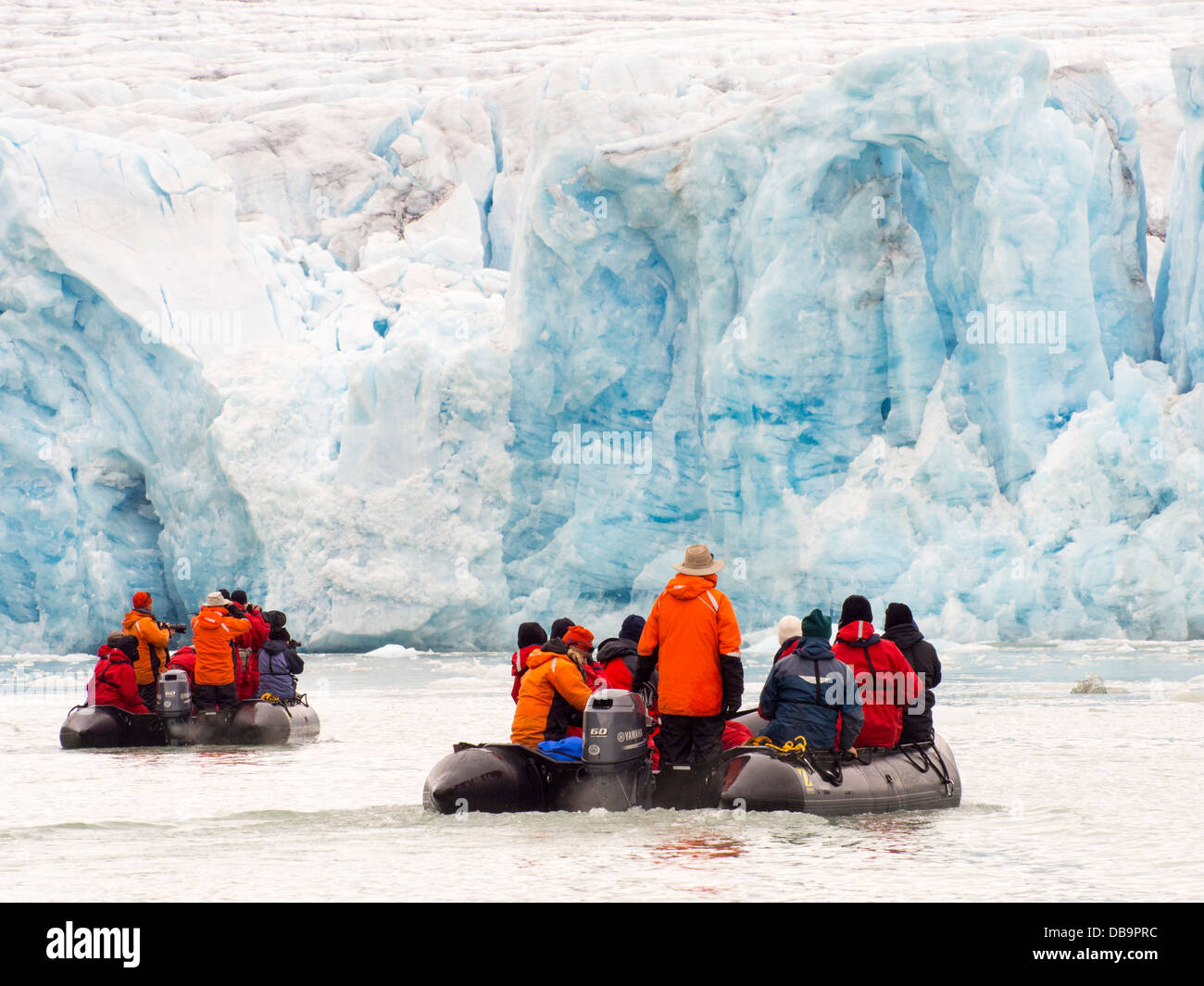 Zodiaks off la fédération, le navire de recherche AkademiK Sergey Vavilov une glace navire renforcé en expédition croisière à Svalbard Banque D'Images