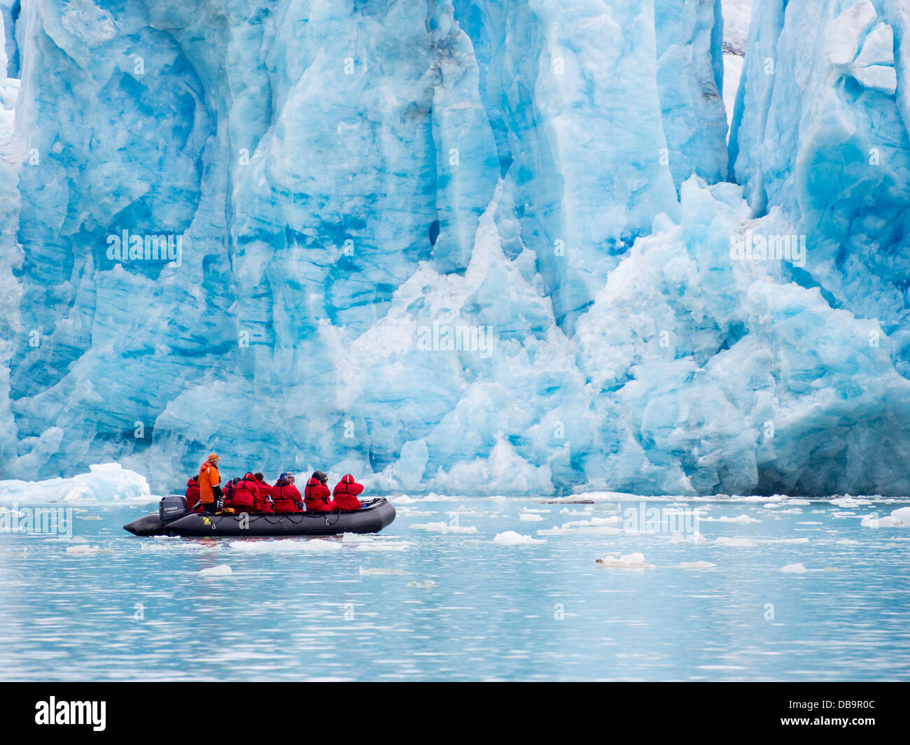 Zodiaks off la fédération, le navire de recherche AkademiK Sergey Vavilov une glace navire renforcé en expédition croisière à Svalbard Banque D'Images