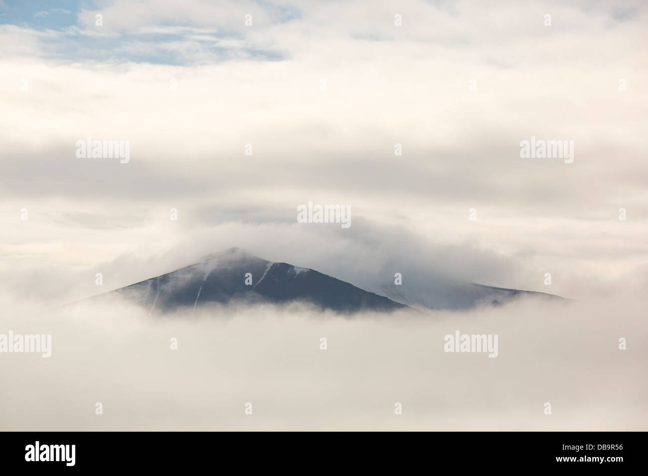 Les montagnes côtières sur le côté de l'Isfjorden à Monte Carlo, de l'océan Arctique. Banque D'Images
