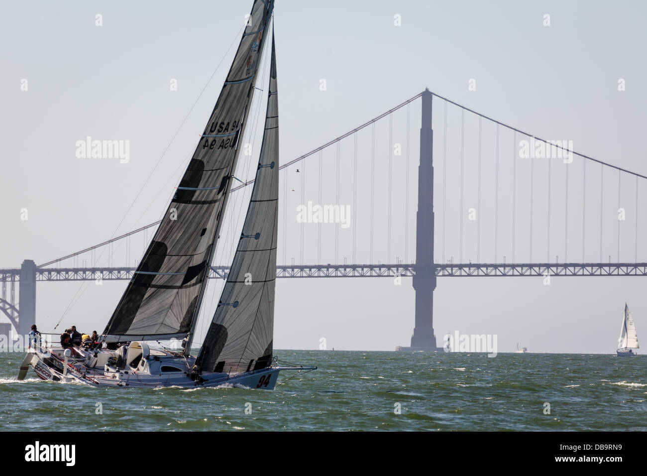 Gros plan du voilier approchant du Golden Gate Bridge Banque D'Images