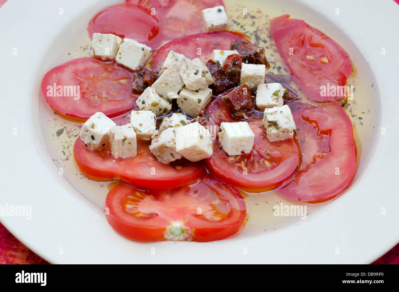 Une salade de tomates et fromage feta Banque D'Images