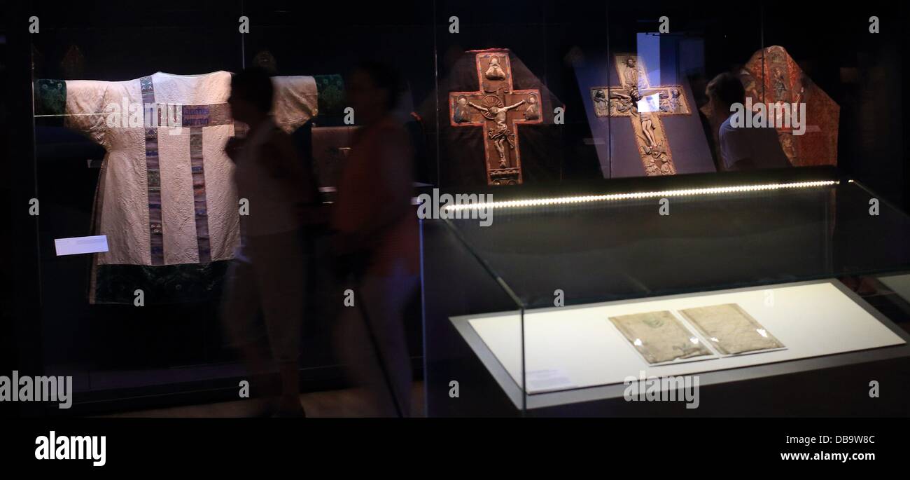 Les visiteurs marchent à travers l'exposition spéciale "Purpur, Gold und Gottes Wort' (lit : Pourpre, or et la Parole de Dieu) au trésor de la cathédrale de Halberstadt, Allemagne, 26 juillet 2013. En raison de motifs de conservation, les pièces sensibles à la lumière ne peut être affiché temporairement jusqu'à 03 novembre 2013. Photo : JENS WOLF Banque D'Images