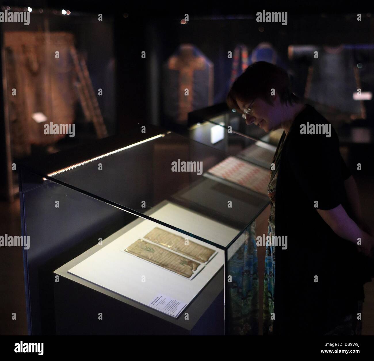 Les visiteurs marchent à travers l'exposition spéciale "Purpur, Gold und Gottes Wort' (lit : Pourpre, or et la Parole de Dieu) au trésor de la cathédrale de Halberstadt, Allemagne, 26 juillet 2013. En raison de motifs de conservation, les pièces sensibles à la lumière ne peut être affiché temporairement jusqu'à 03 novembre 2013. Photo : JENS WOLF Banque D'Images