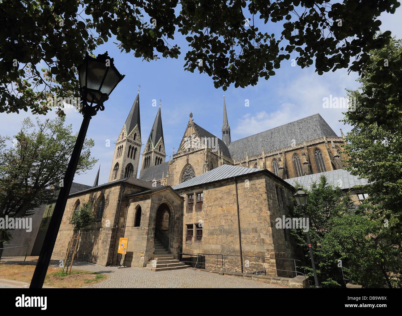 La cathédrale avec l'exposition spéciale "Purpur, Gold und Gottes Wort' (lit : Pourpre, or et la Parole de Dieu) au trésor de la cathédrale de Halberstadt, Allemagne, 26 juillet 2013. En raison de motifs de conservation, les pièces sensibles à la lumière ne peut être affiché temporairement jusqu'à 03 novembre 2013. Photo : JENS WOLF Banque D'Images