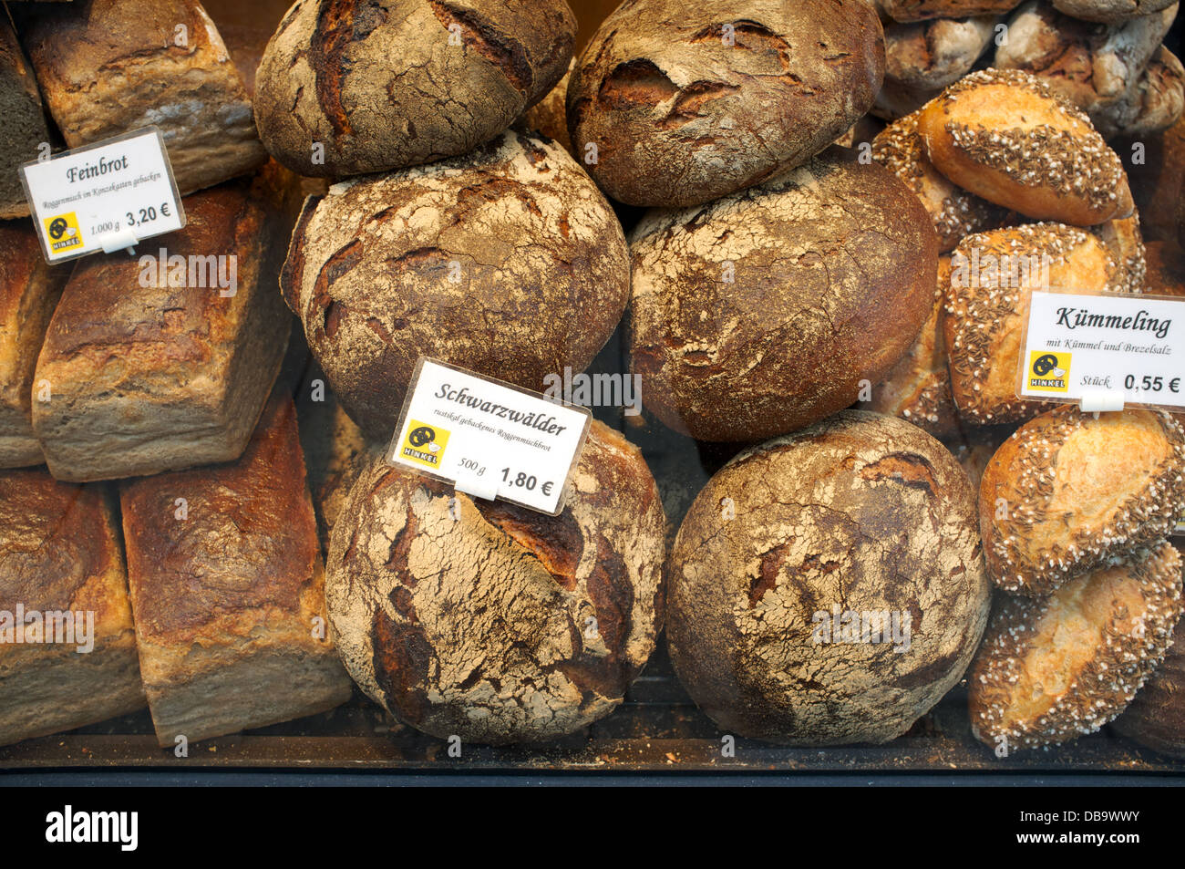 Pain frais affichés dans la fenêtre d'Hinkel boulangerie, Düsseldorf, Allemagne. Banque D'Images