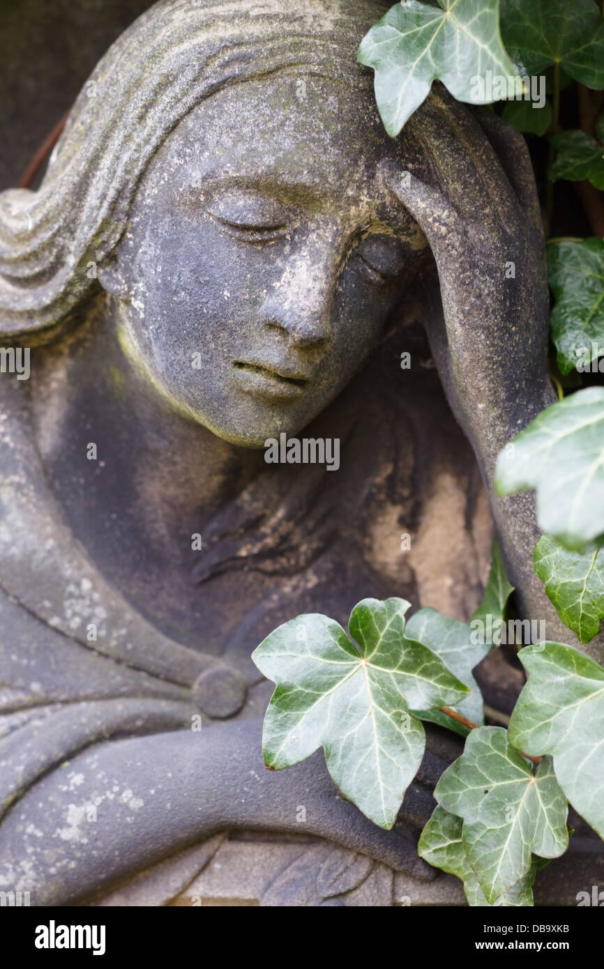 Découpage sur une pierre tombale d'une femme triste Banque D'Images