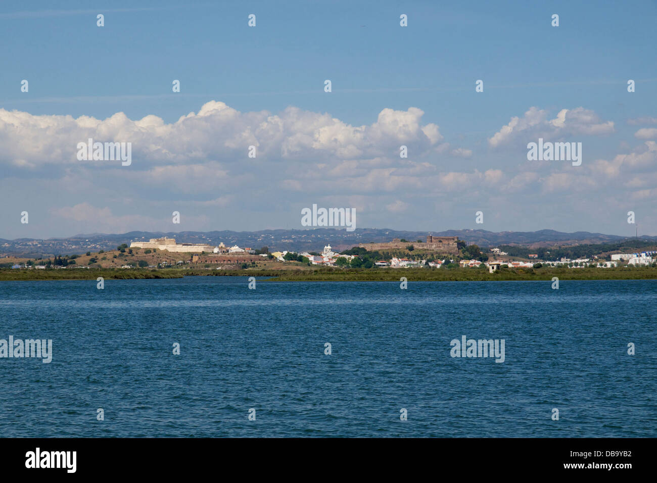 La ville de Castro Marim dans le sud du Portugal vu du Rio Guadiana river qui est la frontière