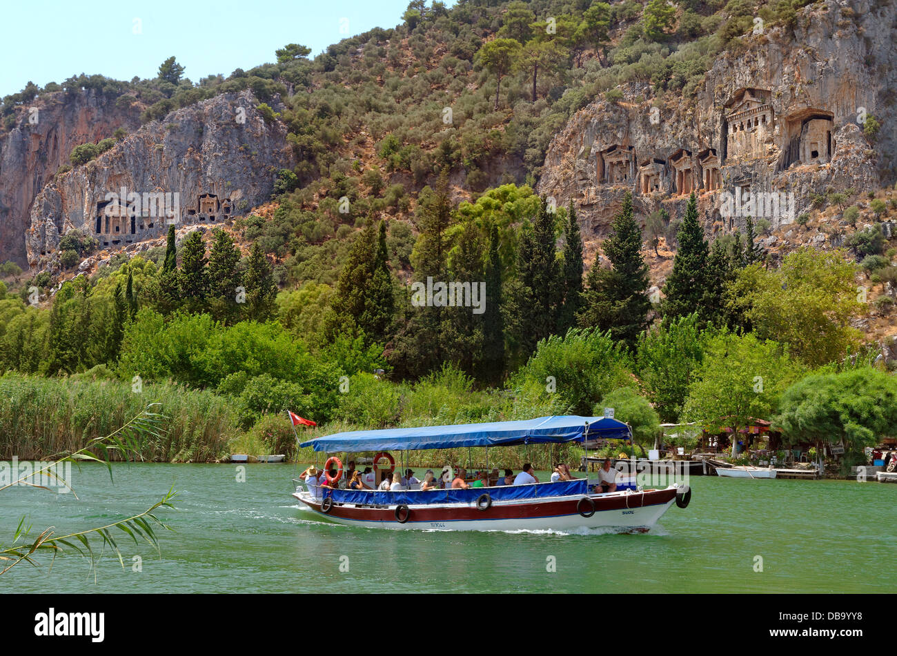 Rock Tombs et bateaux de touristes à la rivière Dalyan, Dalyan, Manavgat, Antalya, Turquie. Banque D'Images