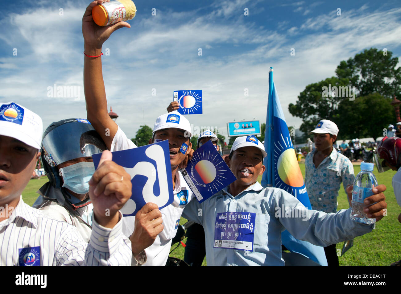 Phnom Penh, Cambodge le 26 juillet, 2013. Les partisans de Sam Rainsy. Certains partisans de Sam Rainsy porter des masques dans la crainte de représailles de Hun Sen et son gouvernement actuel. Sam Rainsy a été exilé en France depuis 2009. Il a bénéficié d'une grâce royale du roi du Cambodge et rentre au Cambodge le 19 juillet 2013. Credit : Kraig Lieb / Alamy Live News Banque D'Images