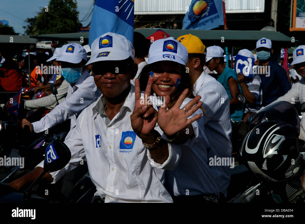 Phnom Penh, Cambodge le 26 juillet, 2013. Les partisans de Sam Rainsy montrant # 7 w/ les mains (du parti Sam Rainsy, le Parti du Salut National Cambodge, est n°7 dans l'élection). Sam Rainsy a été exilé en France depuis 2009. Il a bénéficié d'une grâce royale du roi du Cambodge et rentre au Cambodge le 19 juillet 2013. Credit : Kraig Lieb / Alamy Live News Banque D'Images