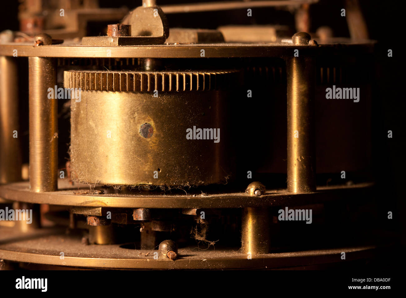 L'intérieur d'une vieille horloge victorienne montrant les engrenages et rouages du mécanisme Banque D'Images