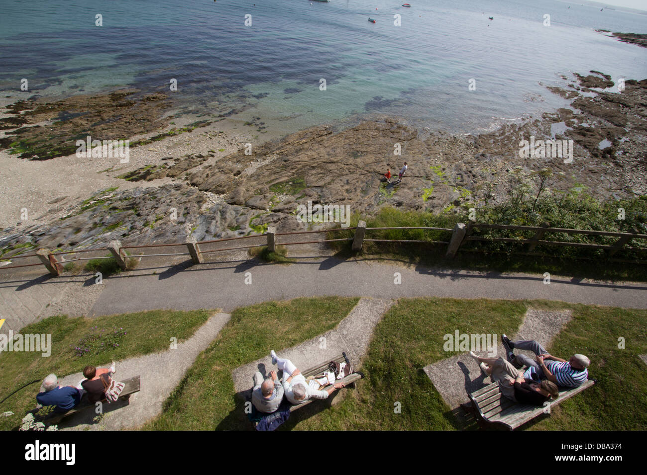 St Mawes Cornwall plage savons âgées Les personnes regardant la mer Banque D'Images