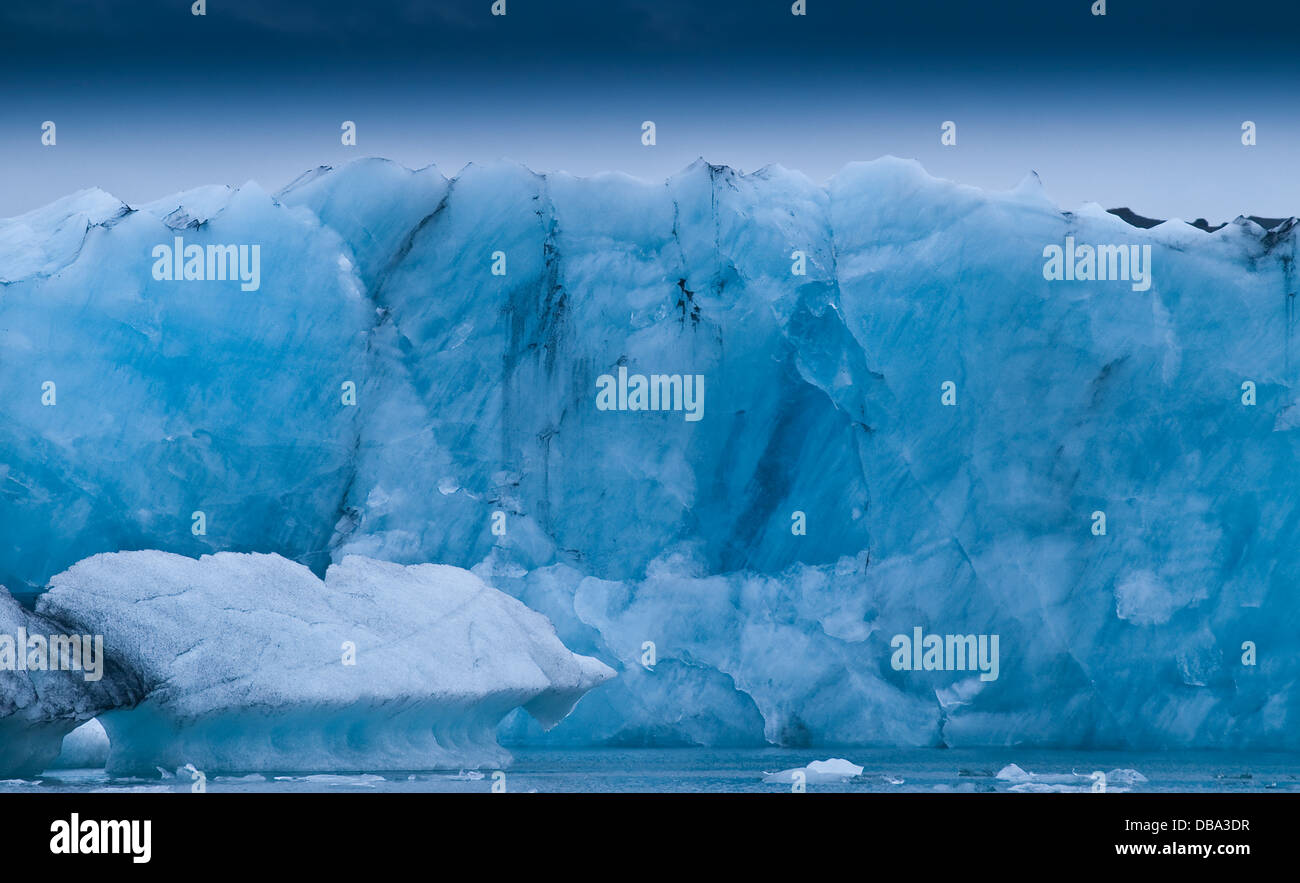 Les icebergs flottant dans le lac de Jökulsárlón, en Islande. Continu formé par les fractures du Breidamerkurjokull en Islande Banque D'Images