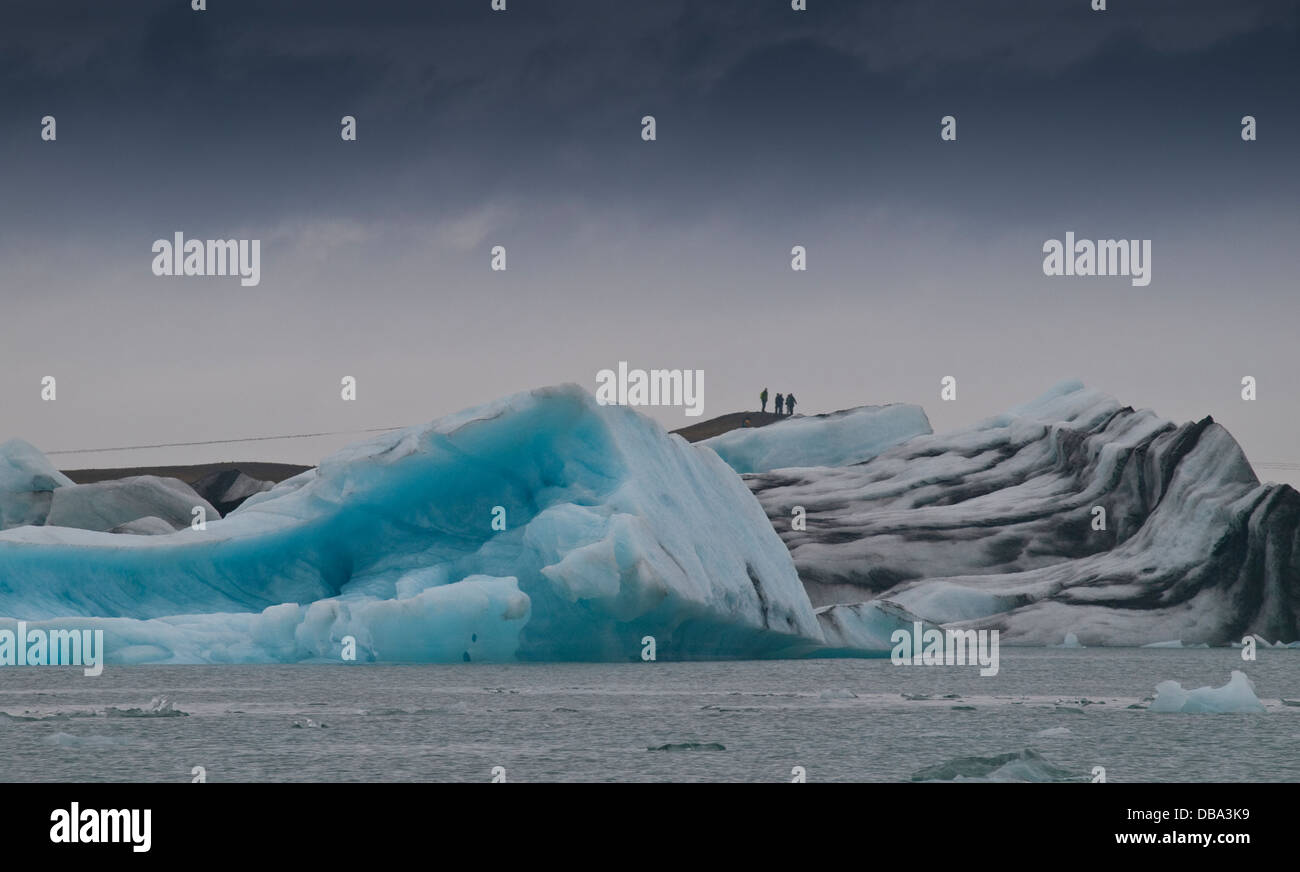 Les icebergs flottant dans le lac de Jökulsárlón, en Islande. Continu formé par les fractures du Breidamerkurjokull en Islande Banque D'Images