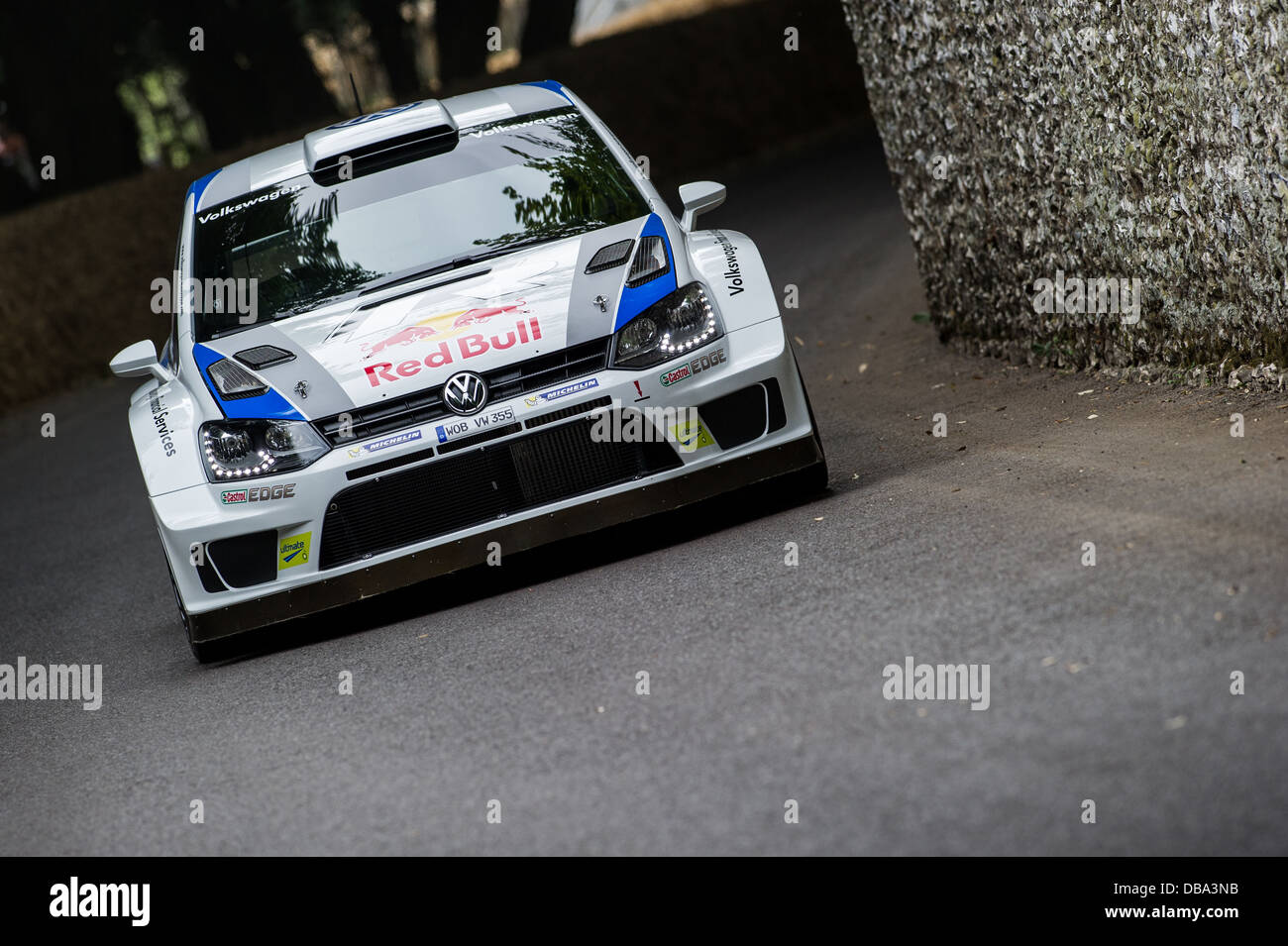 Chichester, UK - Juillet 2013 : Volkswagen Polo WRC passe le mur en silex en action à la Goodwood Festival of Speed le 12 juillet, 20 Banque D'Images