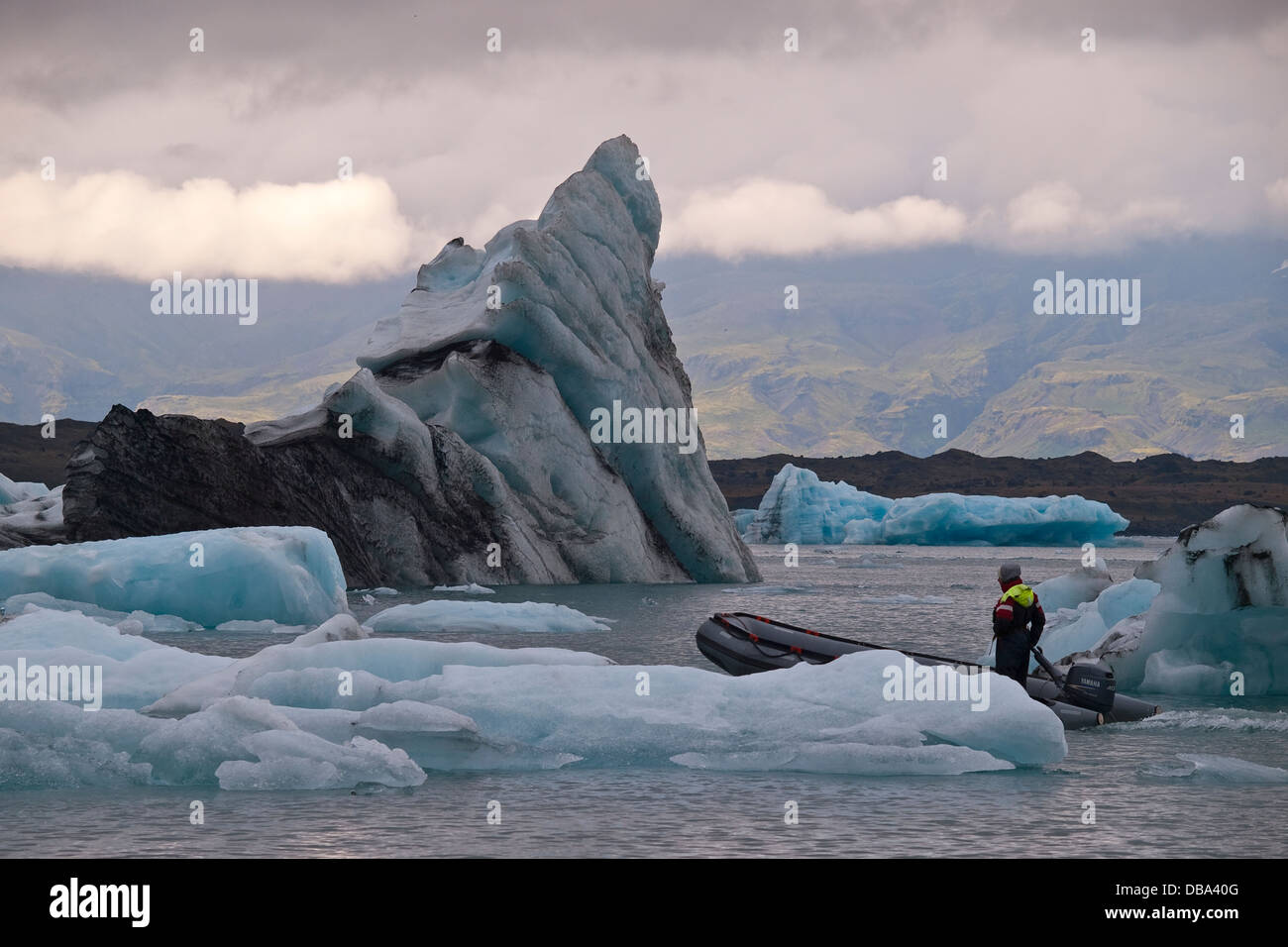 Les icebergs flottant dans le lac de Jökulsárlón, en Islande. Continu formé par les fractures du Breidamerkurjokull, Islande Banque D'Images