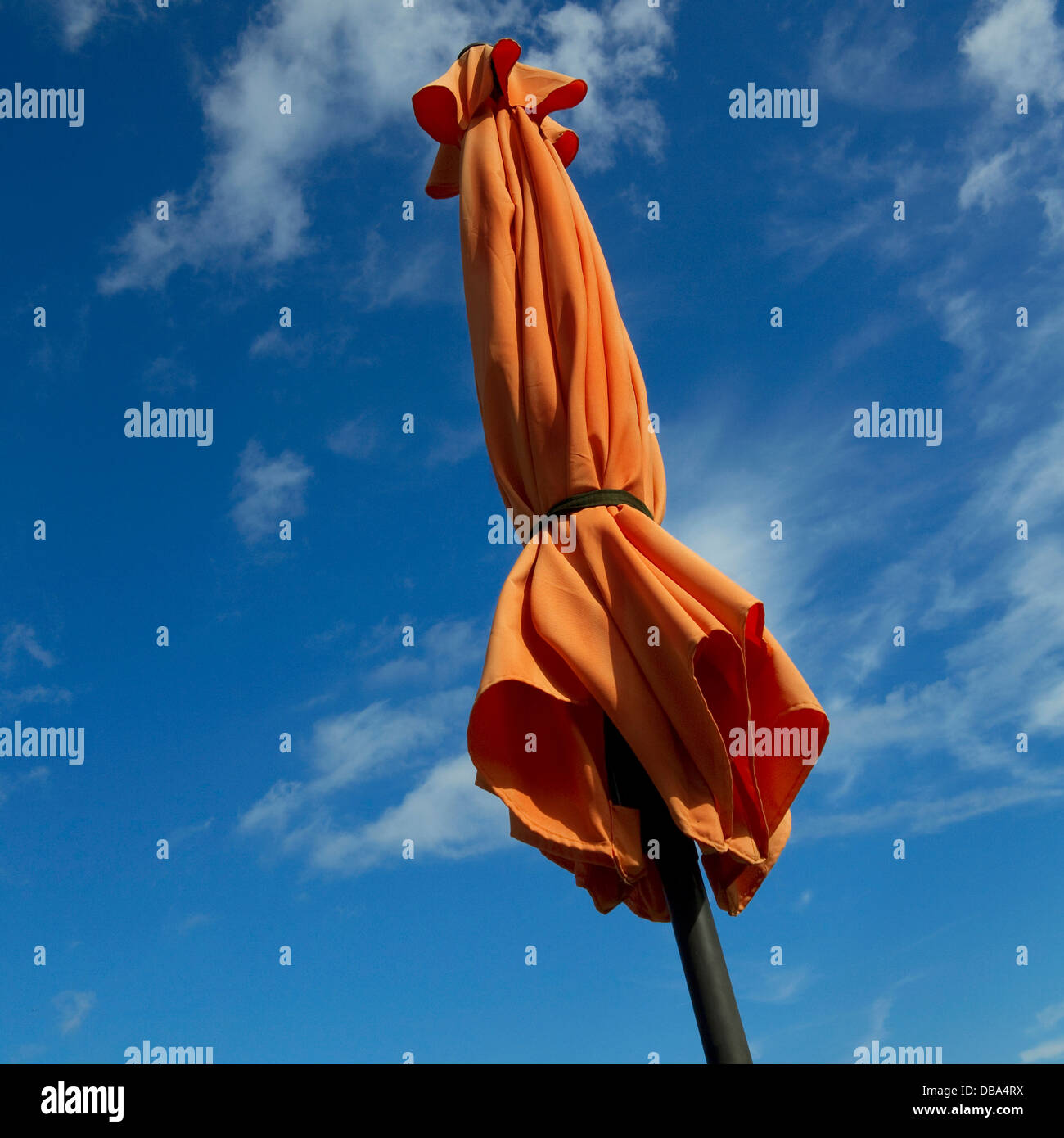 Rolled-up orange parasol de plage avec ciel bleu sur Sunj beach, île de Lopud, Croatie, îles Elafiti Banque D'Images