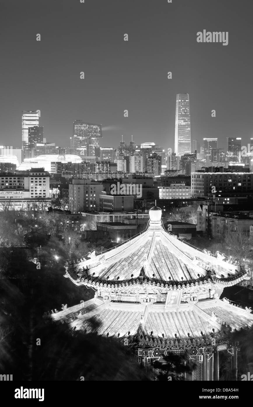 L'architecture urbaine de Beijing et sur les toits de la ville dans la nuit en noir et blanc. Banque D'Images