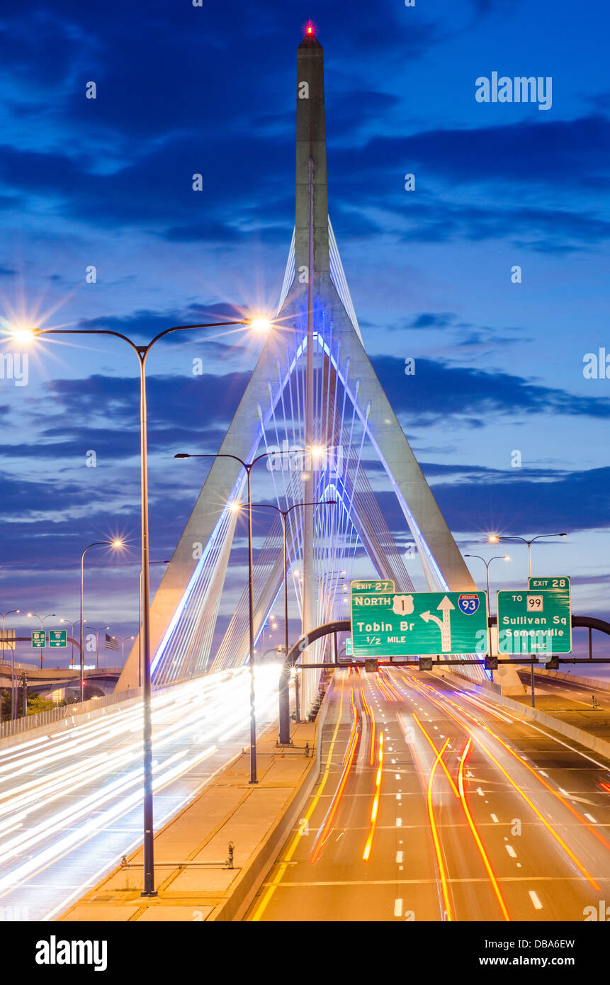 La Leonard P. Zakim Bunker Hill Memorial Bridge (ou pont Zakim) à Boston, MA la nuit Banque D'Images