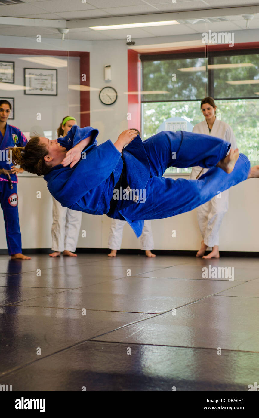 Femme Judo Throw Mid-Air au séminaire Banque D'Images