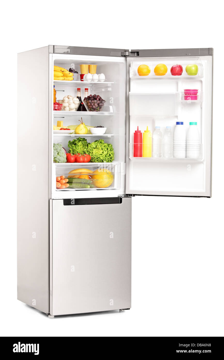 Ouvrir un réfrigérateur plein de produits alimentaires sains isolés contre fond blanc Banque D'Images