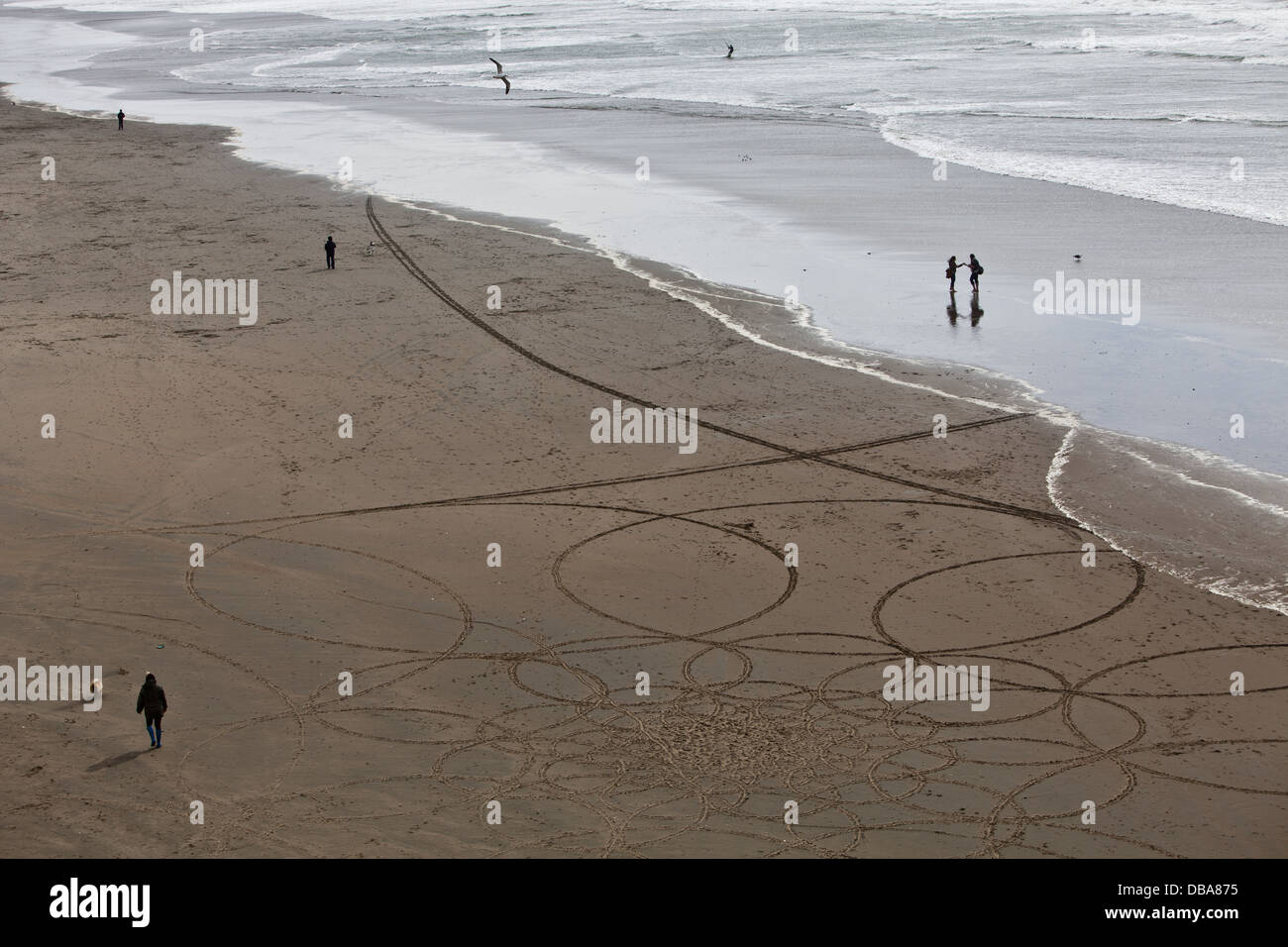 Dessin dans le sable réalisé par un artiste Jim Denevan sur Ocean Beach à San Francisco, CA. Banque D'Images