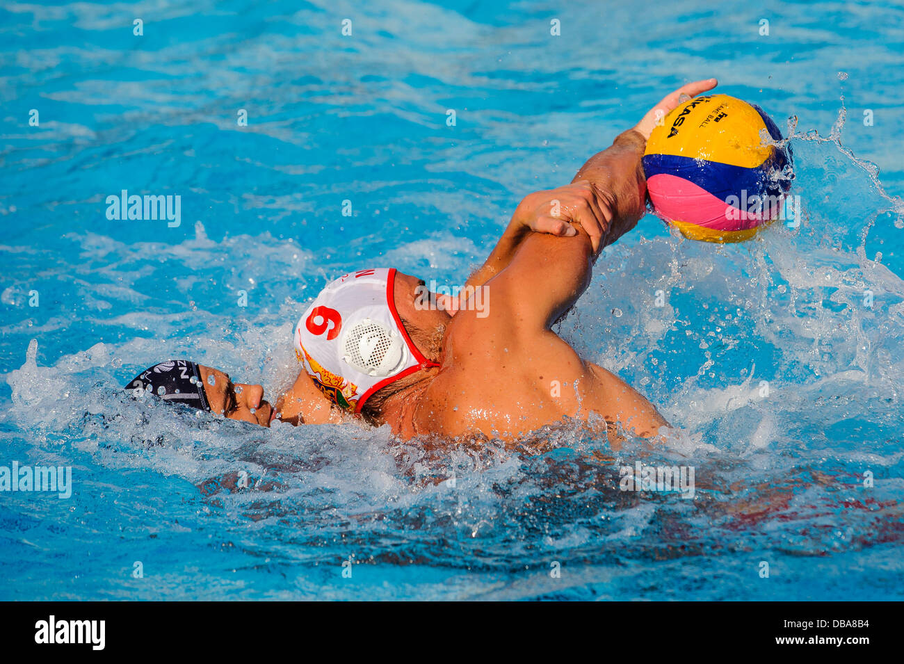 Barcelone, Espagne. 26 juillet, 2013. Aleksandar La du Monténégro (MNE) (# 9) capuchon blanc tente un tir de revers au cours de la mens Group un tour préliminaire de water polo entre le Monténégro et la Nouvelle-Zélande au jour 7 du Championnat du monde FINA 2013, à piscines Bernat Picornel. Credit : Action Plus Sport/Alamy Live News Banque D'Images