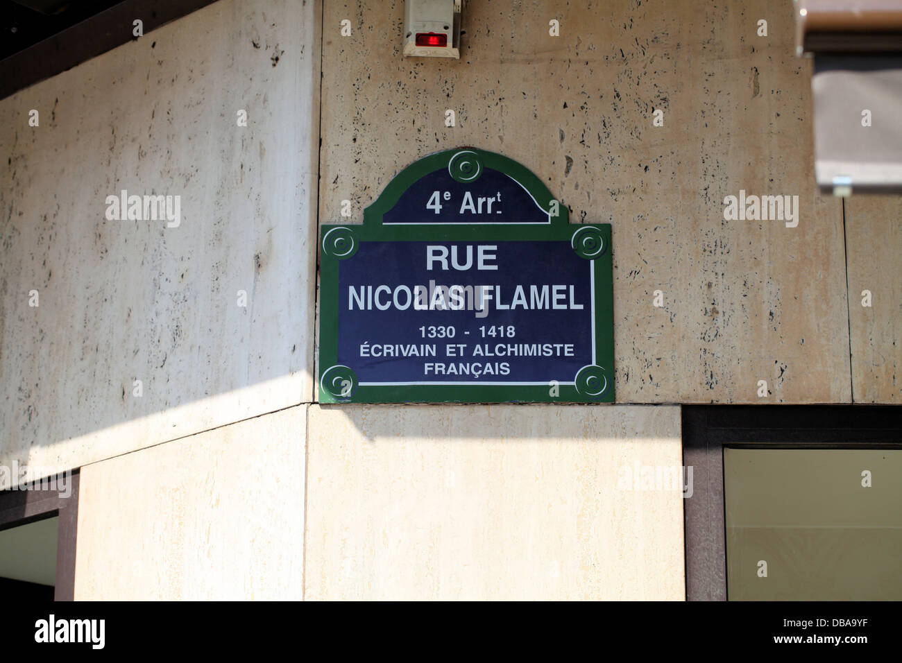 Plaque de rue pour la Rue Nicolas Flamel à Paris, France. Flamel était un écrivain et alchimiste Banque D'Images