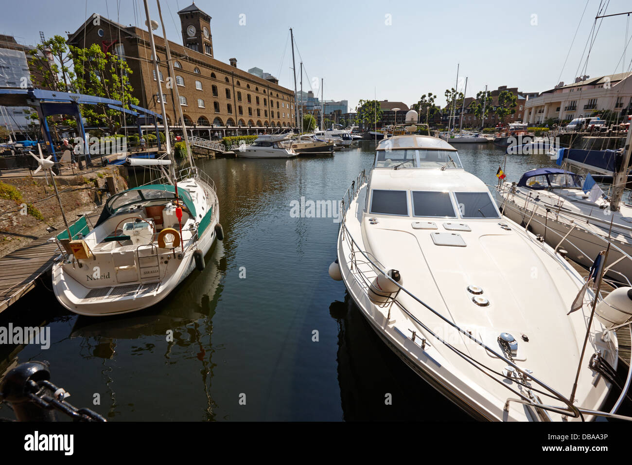 Bateaux amarrés dans St Katherine Docks London England UK Banque D'Images