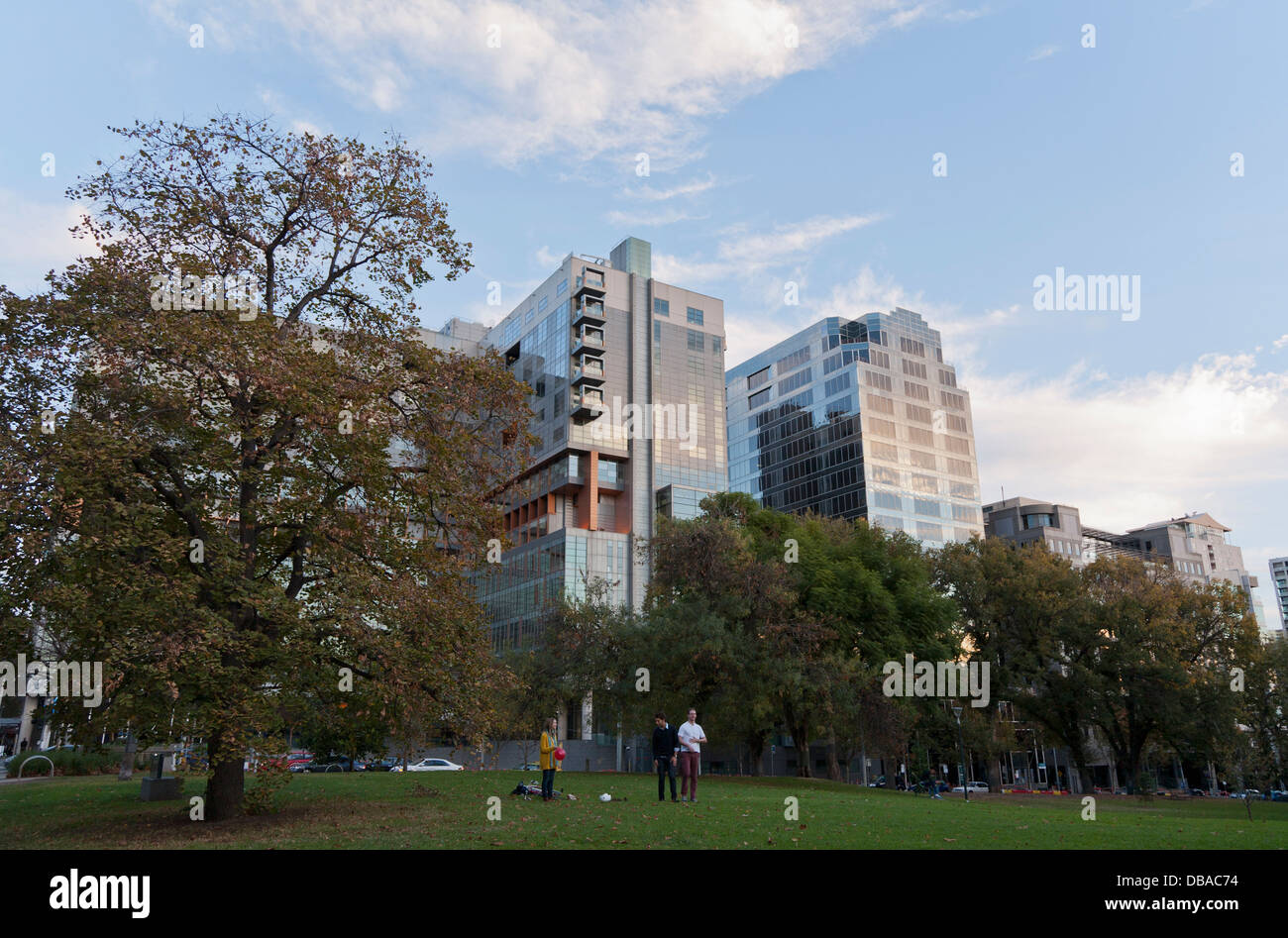 Personnes dans un parc. Flagstaff Gardens. Melbourne, Australie. Banque D'Images