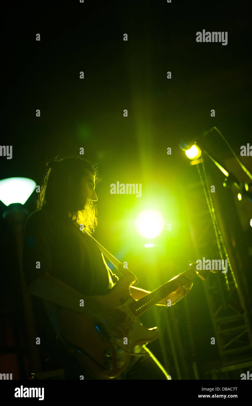 Le guitaristh de la bande effectue à côté de fans(ne pas voir dans l'image) Banque D'Images