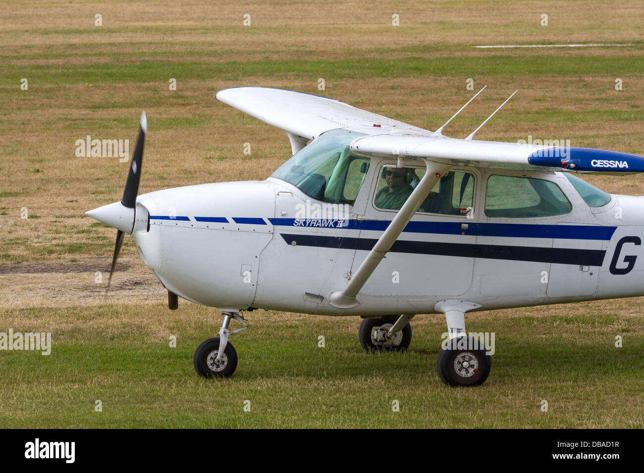 Avion léger Cessna taxiing sur d'aviation à l'aéroport de ville anciennement aérodrome Barton Banque D'Images