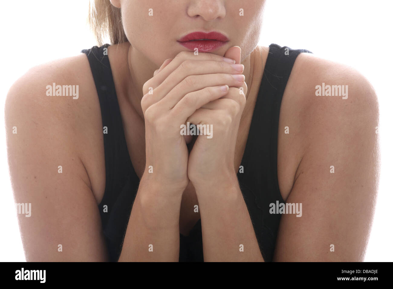 Jeune femme en pleine réflexion ou prier pour un avenir meilleur isolé sur un fond blanc avec un chemin de détourage Banque D'Images