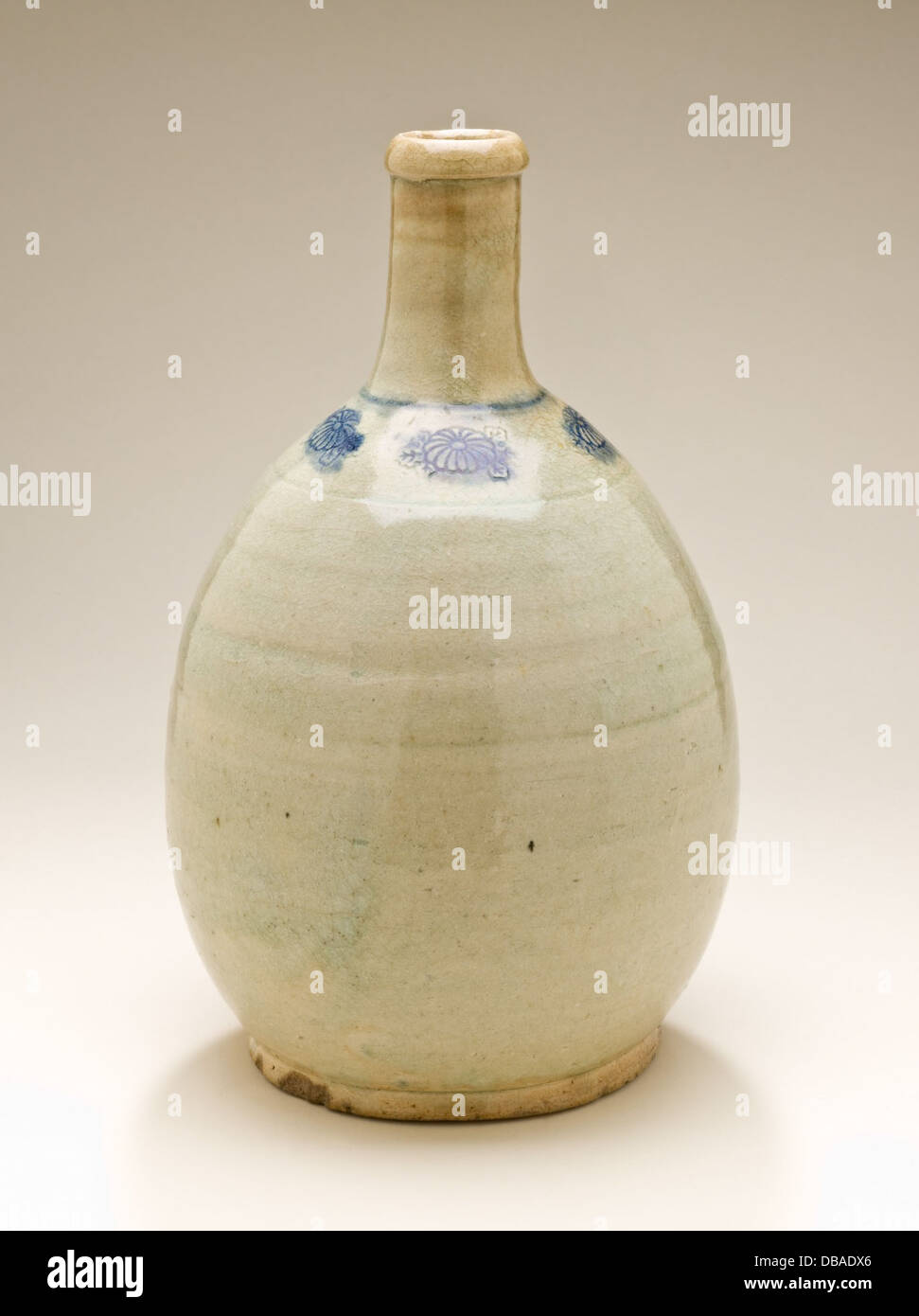 Un tokkuri japonais, ou bouteille de saké, du 19ème siècle, avec un corps bulbeux et un col étroit. Fabriqué en bronze avec un design moulé, il illustre l'artisanat traditionnel japonais. Dimensions : 8,5 pouces de hauteur. Banque D'Images