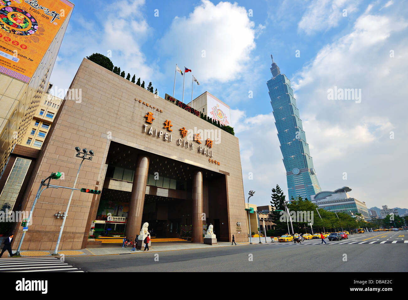 Taipei City Hall Building et landmark gratte-ciel Taipei 101 à Taipei, Taïwan. Banque D'Images