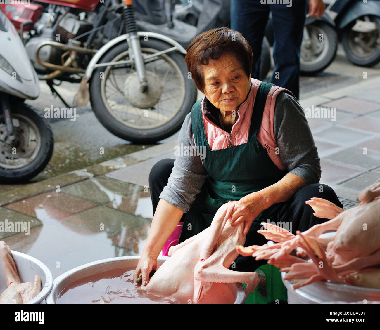 Une femme prépare des canards sur la rue à Taipei, Taiwan. Banque D'Images