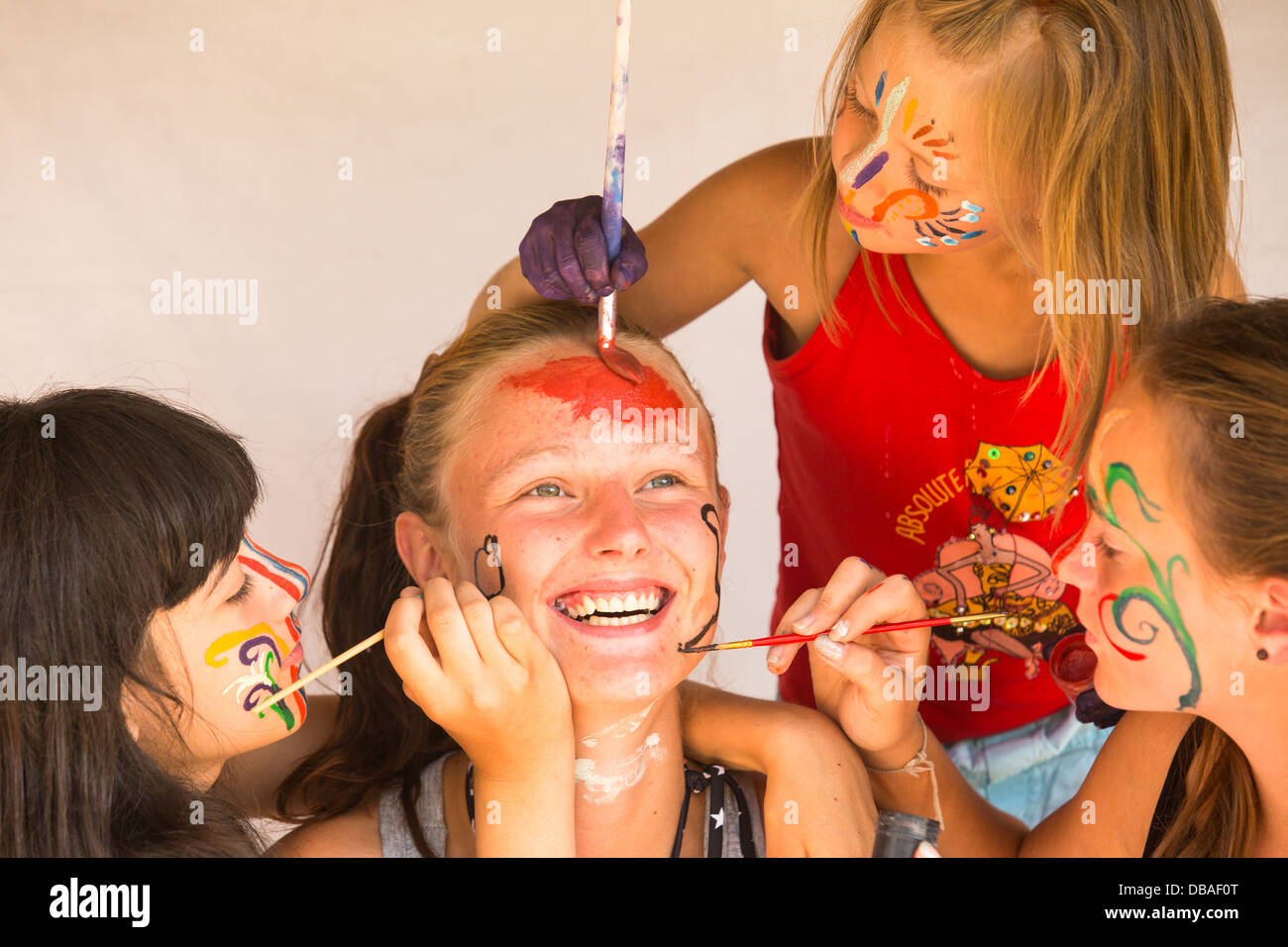 Trois petites filles jouant avec la peinture avec sœur Banque D'Images