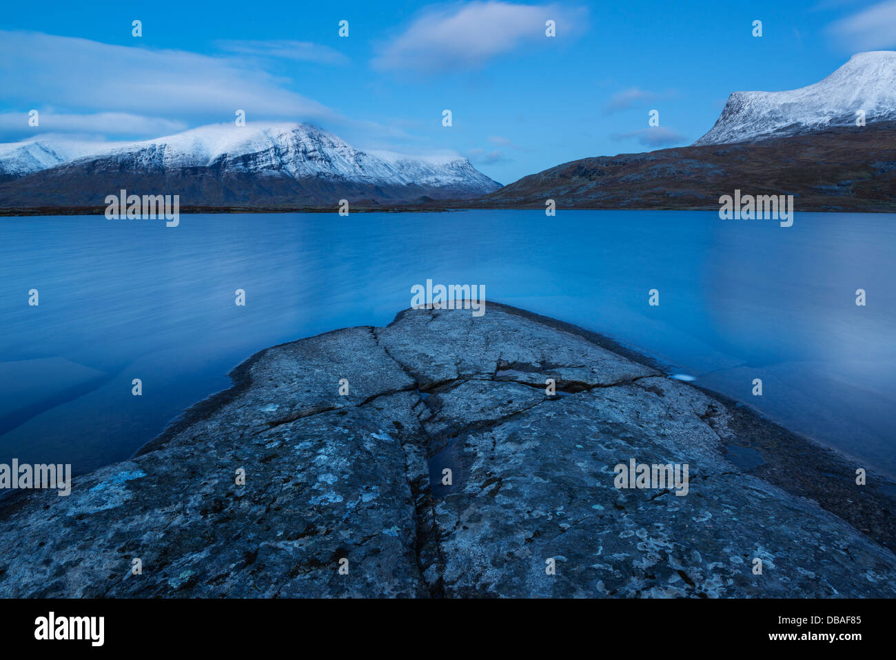 S'élever au-dessus des montagnes couvertes de neige le long Radujavri lac Kungsleden trail, Laponie, Suède Banque D'Images