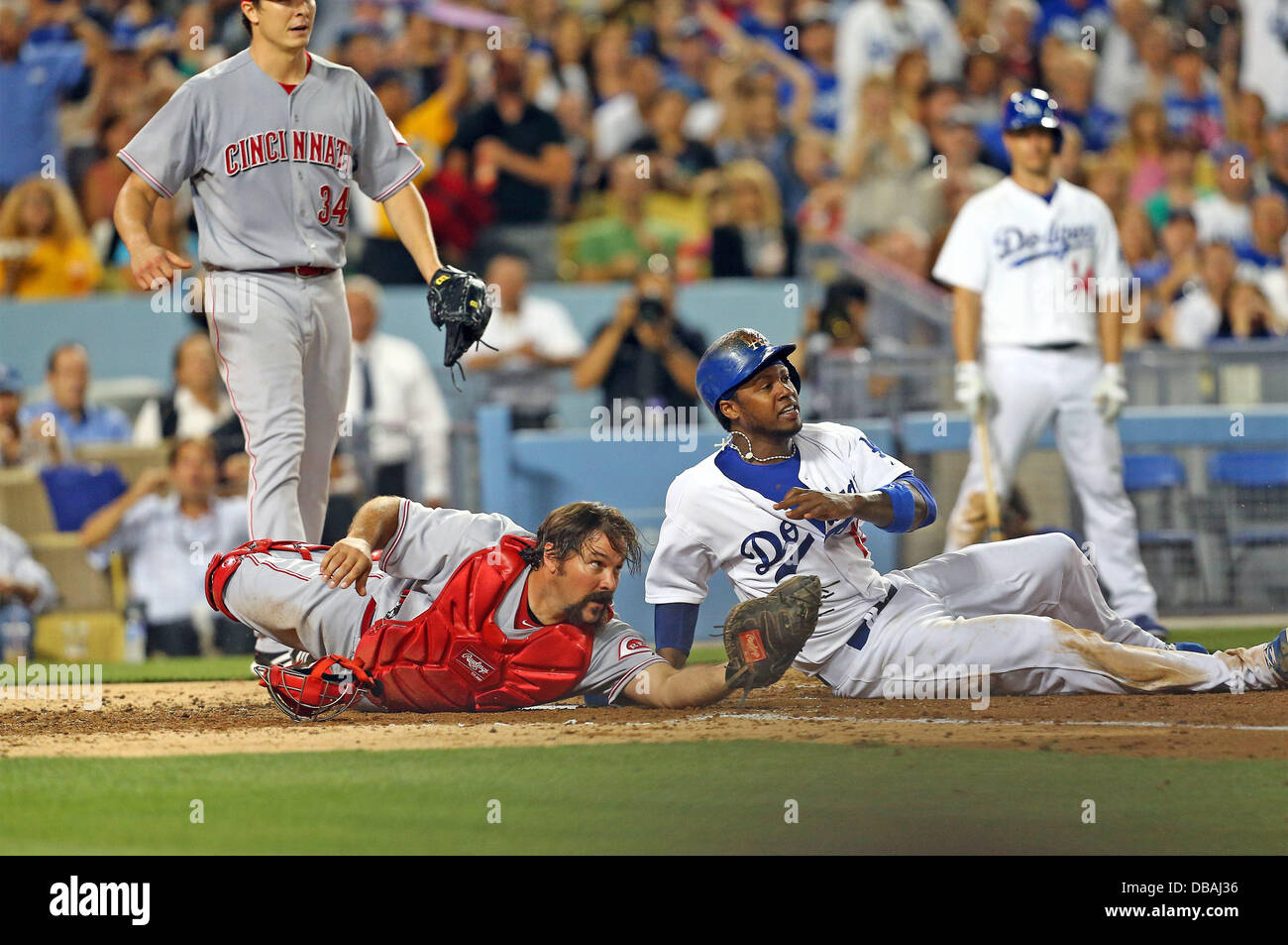 Los Angeles, Californie, USA. 26 juillet, 2013. Le 26 juillet 2013 Los Angeles, California : Los Angeles Dodgers shortstop Hanley Ramirez (13) traverse la plaque mais est étiqueté par Cincinnati Reds catcher Corky Miller (37) après avoir manqué la plaque pendant le match de la Ligue Majeure de Baseball entre les Reds de Cincinnati et Les Dodgers de Los Angeles au Dodger Stadium le 26 juillet 2013 à Los Angeles, Californie. Rob Carmell/CSM/Alamy Live News Banque D'Images