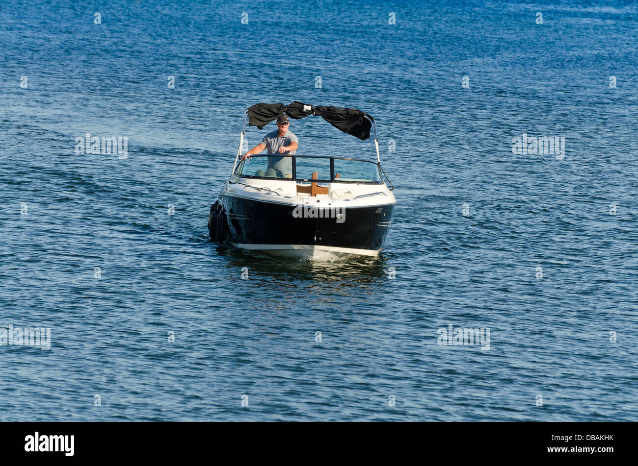 L'homme dans un bateau Banque D'Images L'homme dans un bateau Banque D'Images