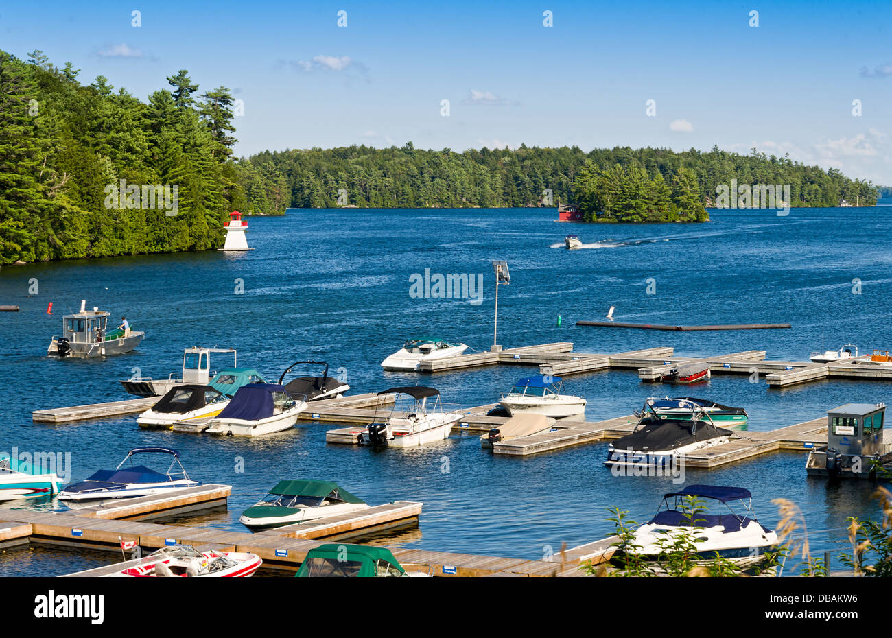Marina animée sur un lac Banque D'Images